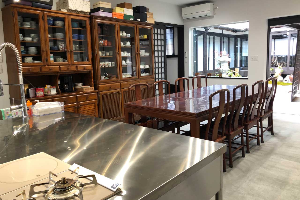 写真: ダイニングテーブル