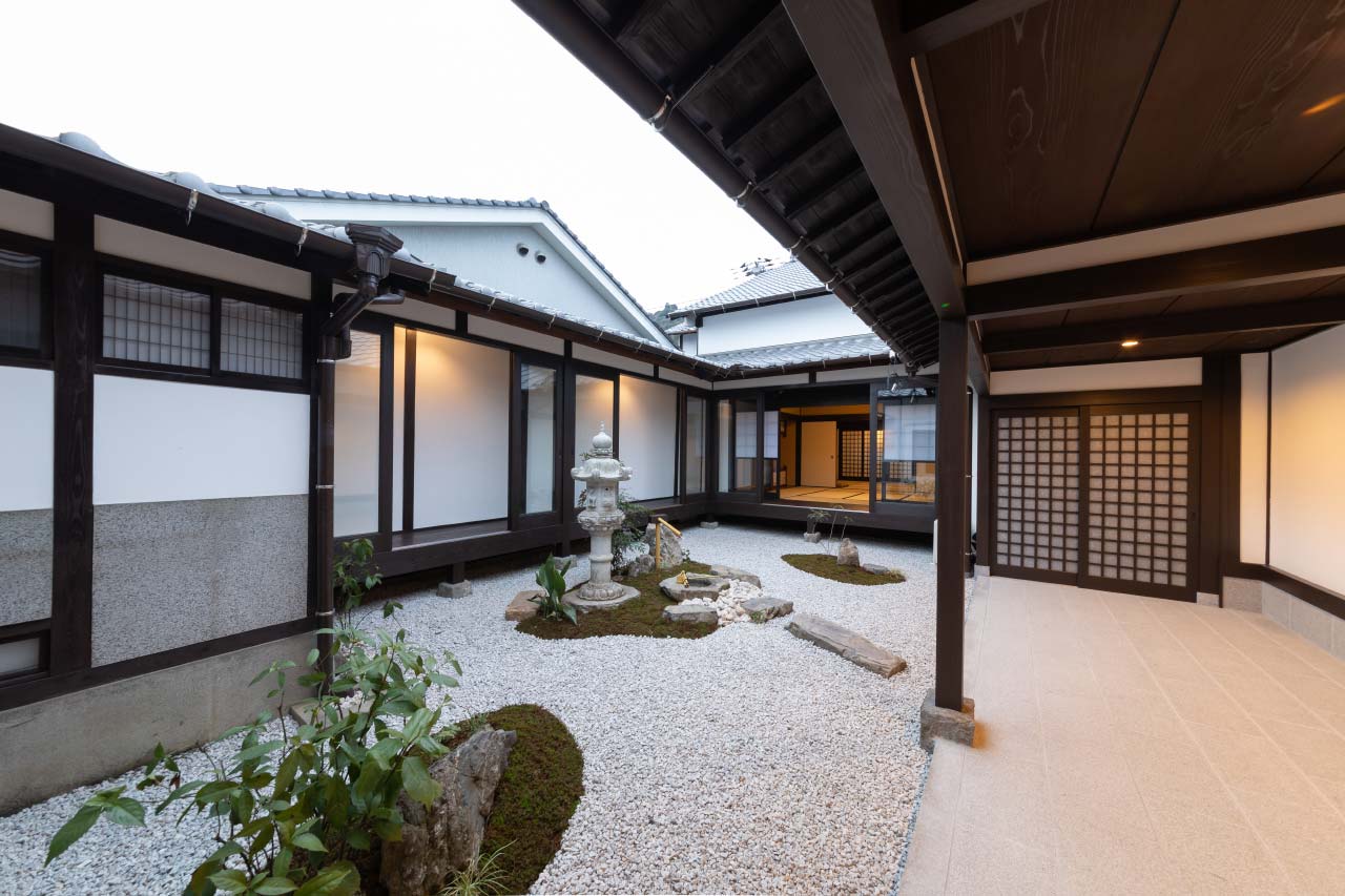 写真:枯山水の中庭