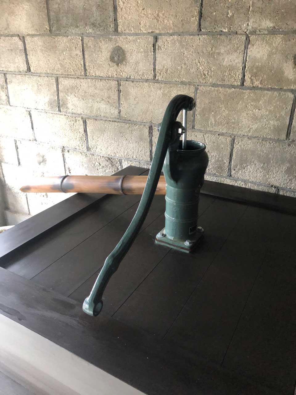 写真:手押しポンプ